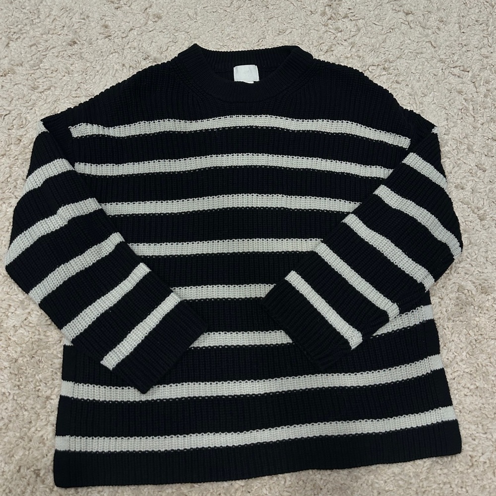 H&M Women’s Black and White Crewneck Sweater